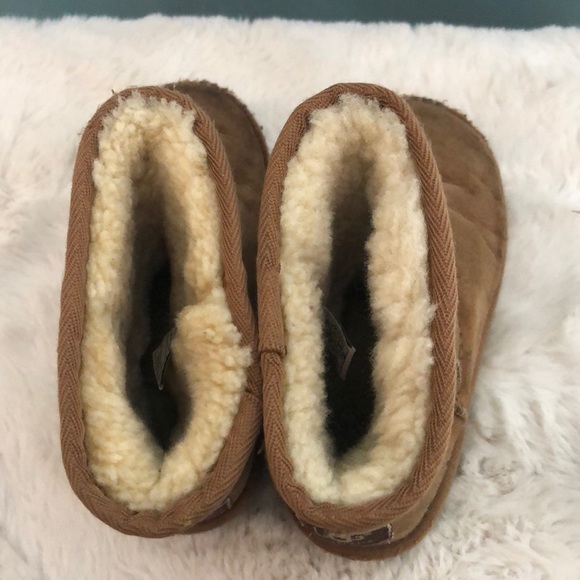 COPY - Girls Classic UGGS - Picture 6 of 10